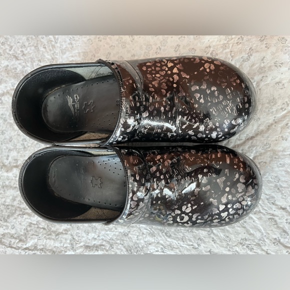 DANSKO Women's Professional Speckled Metallic Black Silver Patent Clogs Euro 38 - Picture 2 of 6